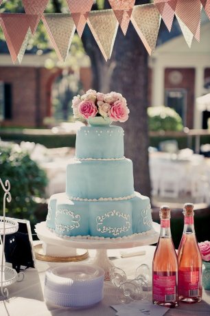 Голубой торт с розовыми цветами 