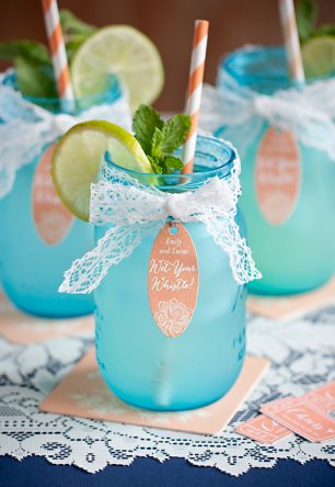 Яркие напитки на свадьбе - голубой цвет 