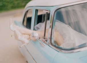 Голубой автомобиль на свадьбе