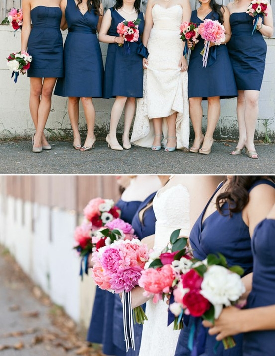 Платья подружек невесты темно-синие и розовые букеты