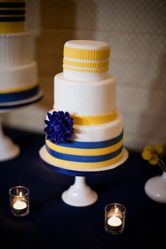 Свадебный торт белый с желтыми и синими полосками и синим цветком