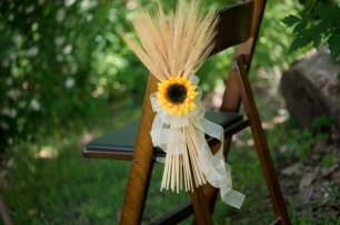 Цветы в формлении стульев для церемонии бракосочетания