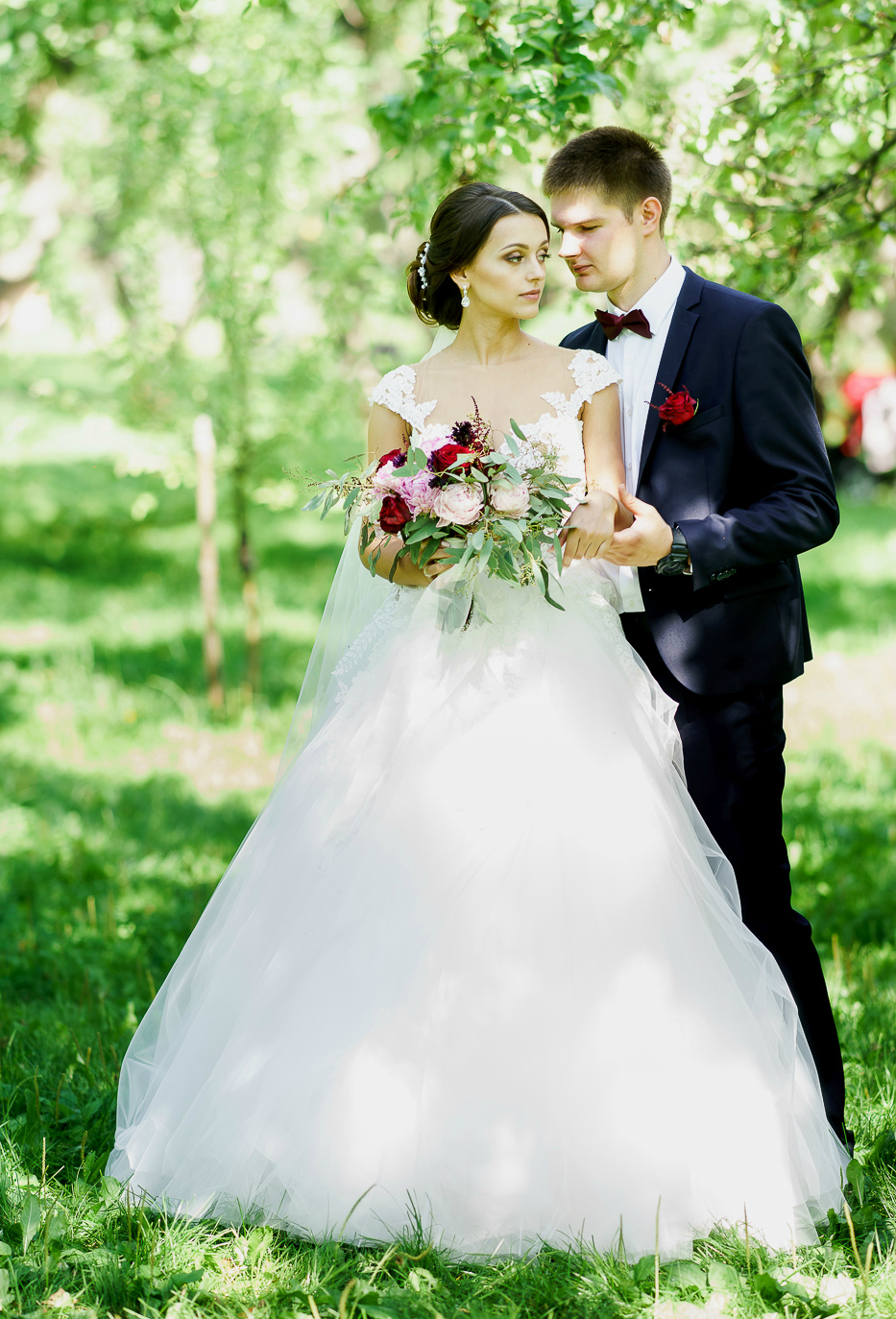 Яркая свадьба Сергея и Марины в яблоневом саду