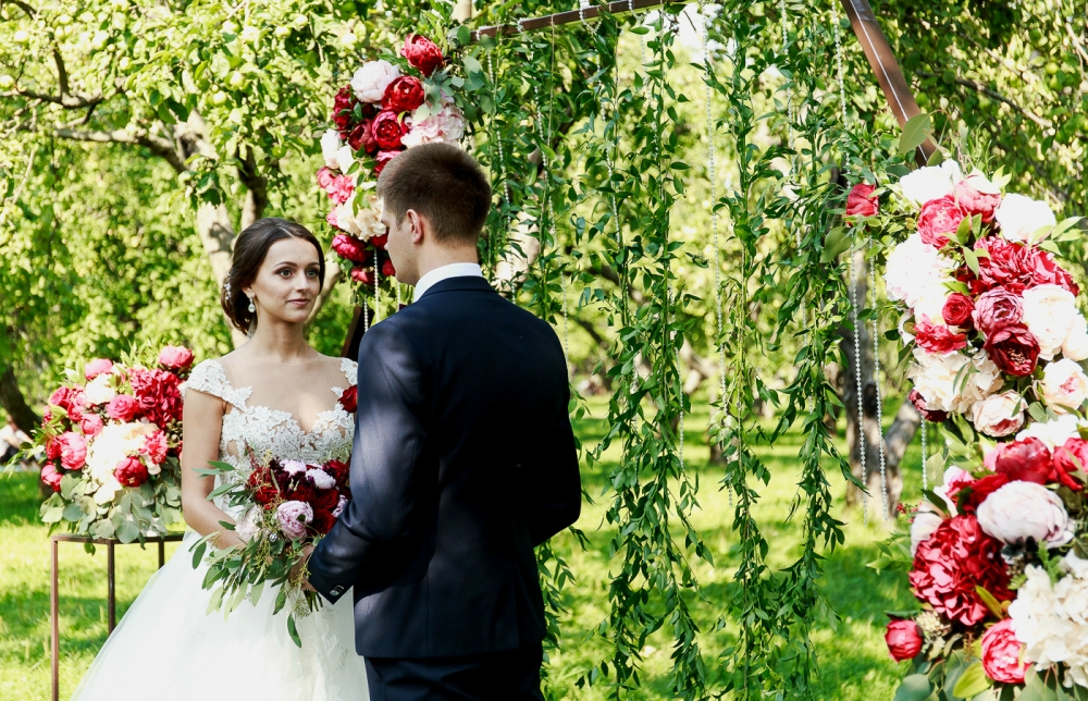 Яркая свадьба Сергея и Марины в яблоневом саду