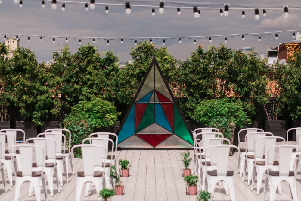 Яркая геометрия: свадьба на крыше