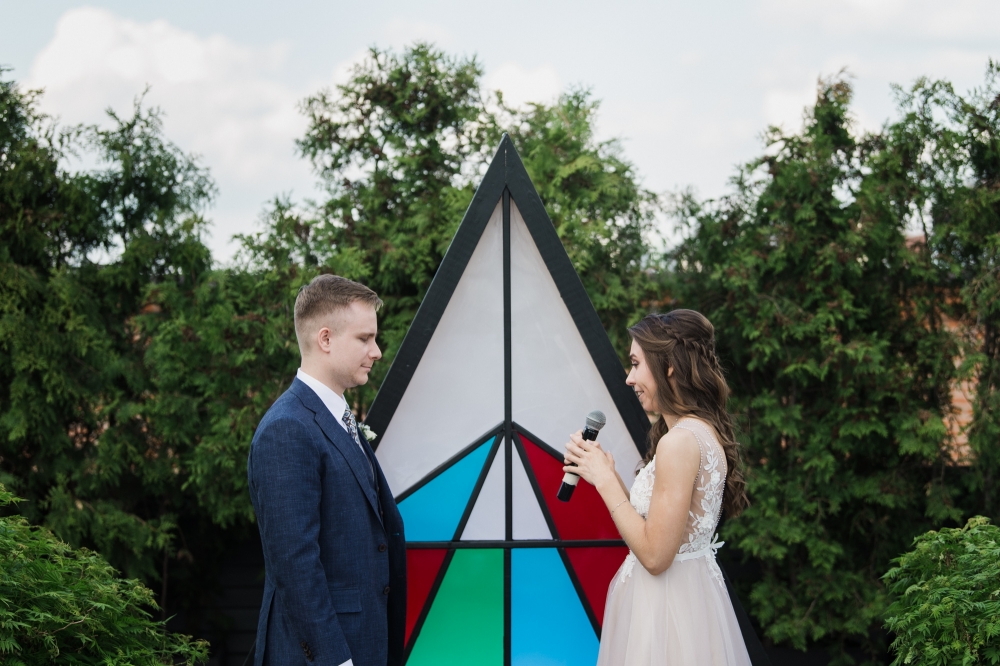 Яркая геометрия: свадьба на крыше