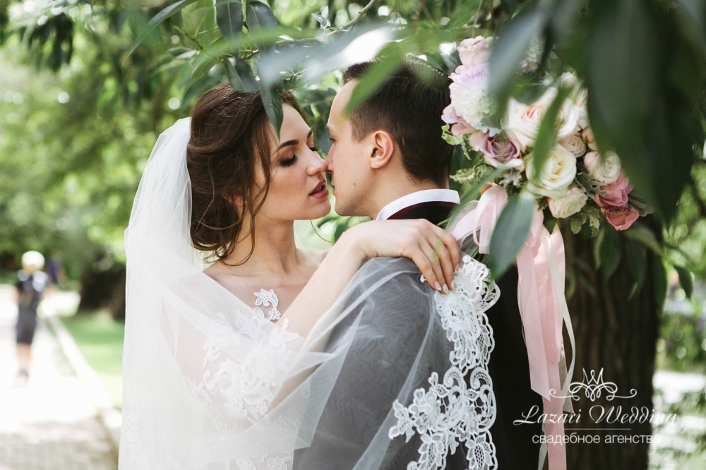 Мраморная нежность: летняя свадьба Кирилла и Татьяны