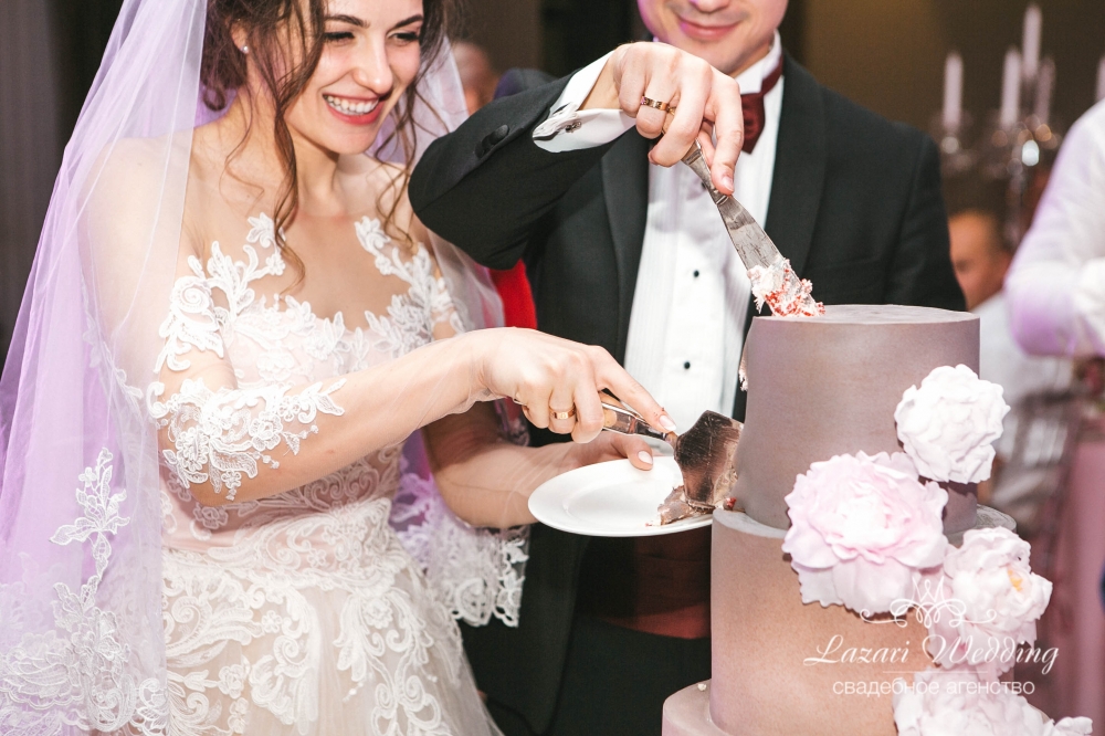 Мраморная нежность: летняя свадьба Кирилла и Татьяны