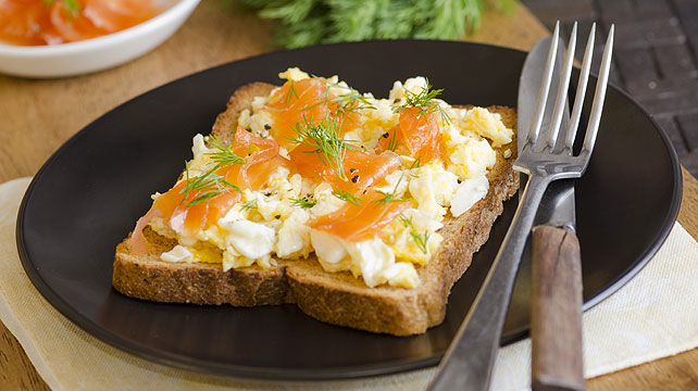 Яичница и копченый лосось