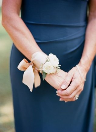цветочный браслет для подружек невесты на атласной ленте