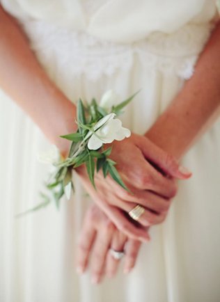Бутоньерки на руку для подружек невесты