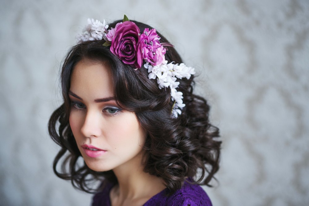 "Жасмин и розы"- ободок из натурального шелка с нежными цветами жасмина белого цвета и розами цвета бордо. На прогулке или на вечеринке его обладательница не останется незамеченной!