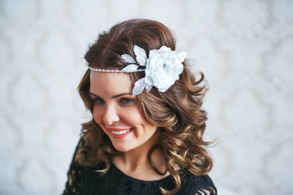 "Зимняя роза"- нежное и романтичное украшение, которое подчеркнет индивидуальность любой девушки. Роза из натурального шелка белого и серебристого цвета с жемчужинами и стразами.