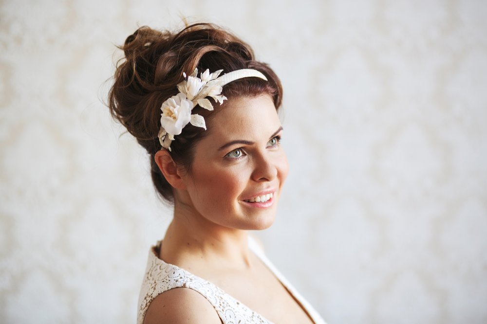 "Анна"- романтичный ободок бежевого цвета с цветком из натурального шелка. 