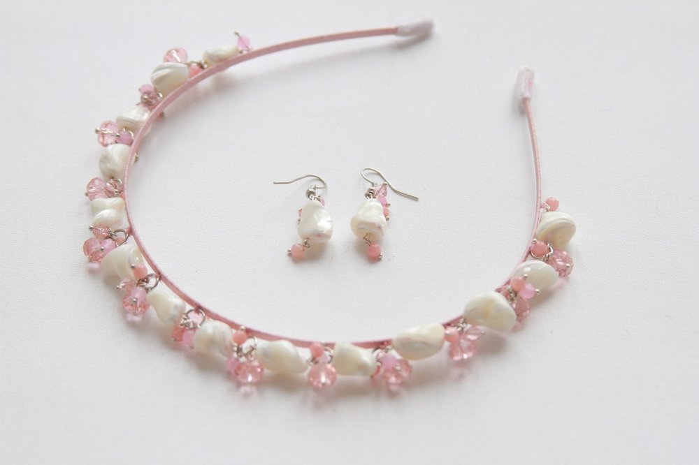 "Розовые брызги"- Ободок из натурального перламутра и кристаллов сваровски.  В комплекте прилагаются серьги из перламутра и кристаллов.