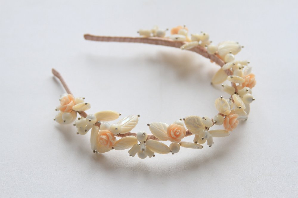 "Настроение"- ободок- диадема из натурального жемчуга и перламутра бежевого цвета.