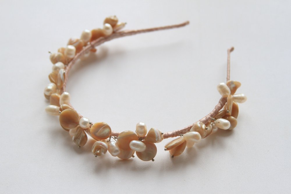 "Кофе с молоком"- нежный ободок- диадема из натурального жемчуга и перламутра кофейного цвета. На любом празднике подчеркнет Вашу красоту!