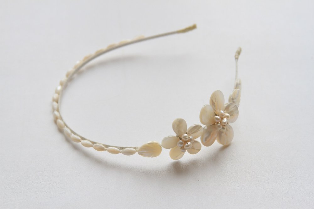 "Перламутровый цветок"- тонкий ободочек с цветком из натурального жемчуга ручной работы. Сделает любую невесту неповторимой, а так же подойдет для праздничного вечера.