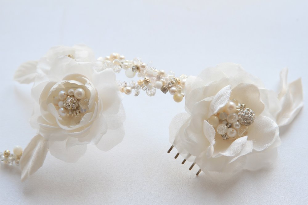 "Джулия"- роскошное украшение на гребне из натурального шелка, жемчужин, стекляруса и страз подчеркнет индивидуальность прекрасной невесты.