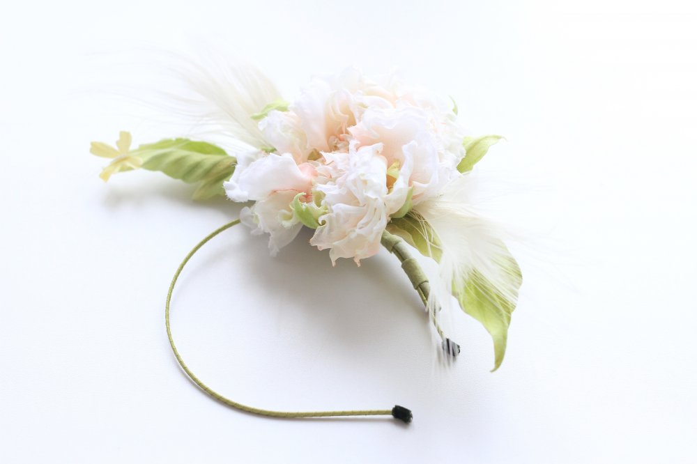 "Моро"- нежный ободок из натурального японского шелка с розой и павлиными перьями