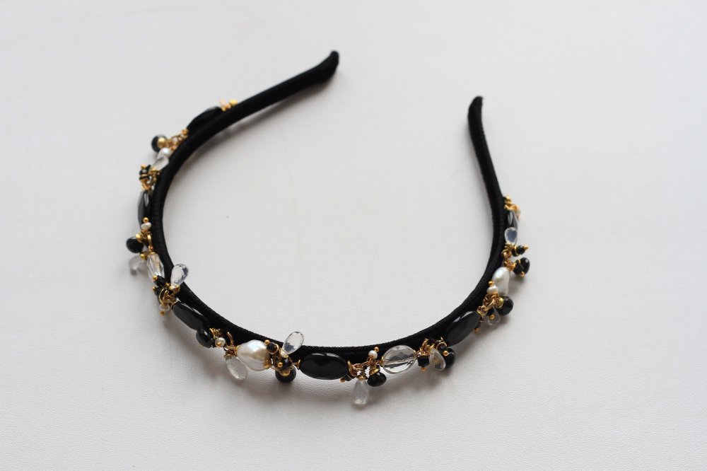 "Очарование ночи"- красивый ободок с агатом, барочным жемчугом, натуральным жемчугом, белым опалом и черной шпинелью.