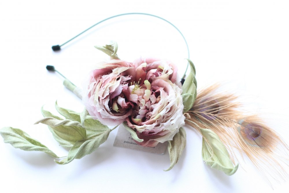 "Жози"- ободок из натурального японского шелка с пионовидной розой и павлиными перьями