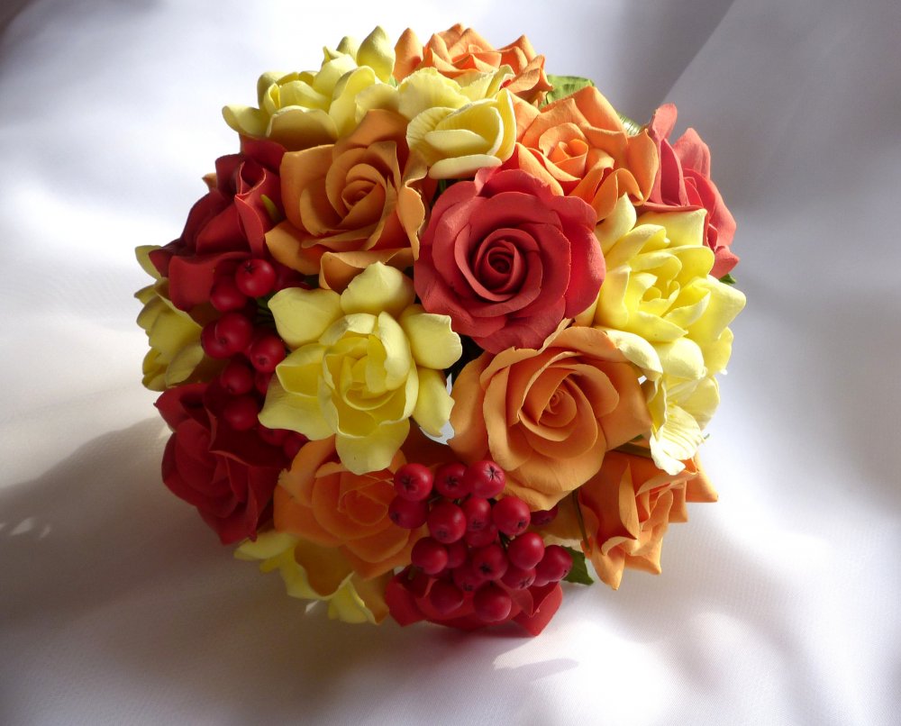 Букетик невесты в осенних красках..
цветы и ягодки слеплены из полимерной глины деко (clay craft by deco)
высота букета - 25см
Букетик очень лёгкий)
Такой букетик ни когда не завянет и будет радовать вас долгие годы..