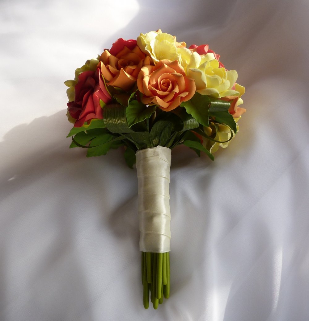 Букетик невесты в осенних красках..
цветы и ягодки слеплены из полимерной глины деко (clay craft by deco)
высота букета - 25см
Букетик очень лёгкий)
Такой букетик ни когда не завянет и будет радовать вас долгие годы..