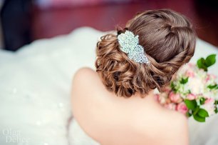 Роскошное завершение свадебной прически - милый аксессуар