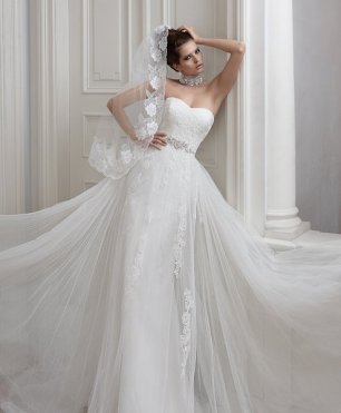 Короткая фата невесты с кружевной отделкой