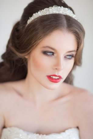 Дымчатый свадебный макияж с ярким акцентом на губах