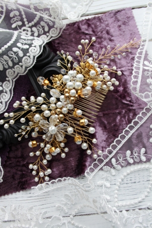 Гребень в цвете "золото" с белоснежным жемчугом