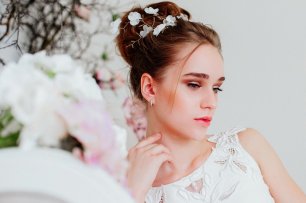 Невесомая веточка-совершенно универсальное украшение для любой прически