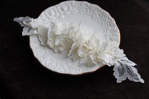 Нежная заколка из кружева