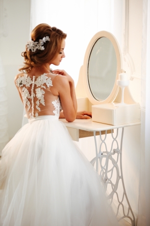 Расшитое кружево для свадебной прически