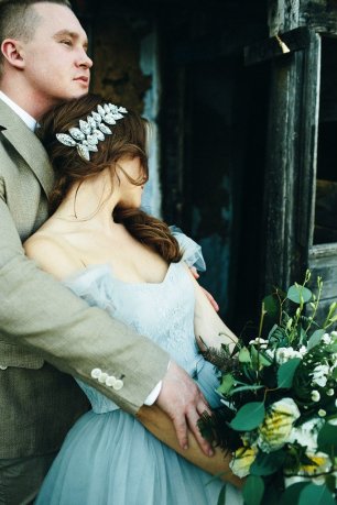 Веточка папоротника в волосах невесты