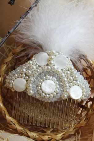 Жемчужный гребень с невесомым перышком