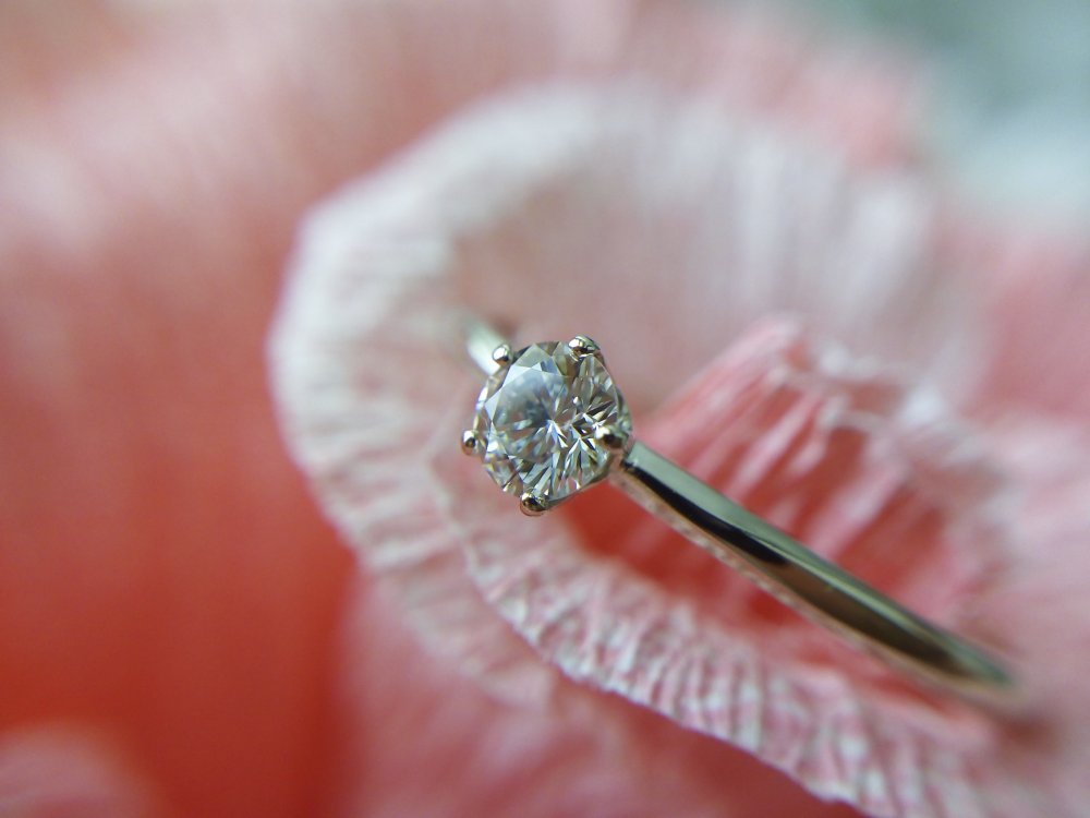 Сделать предложение колечком из белого золота с бриллиантом, что может быть приятнее?!