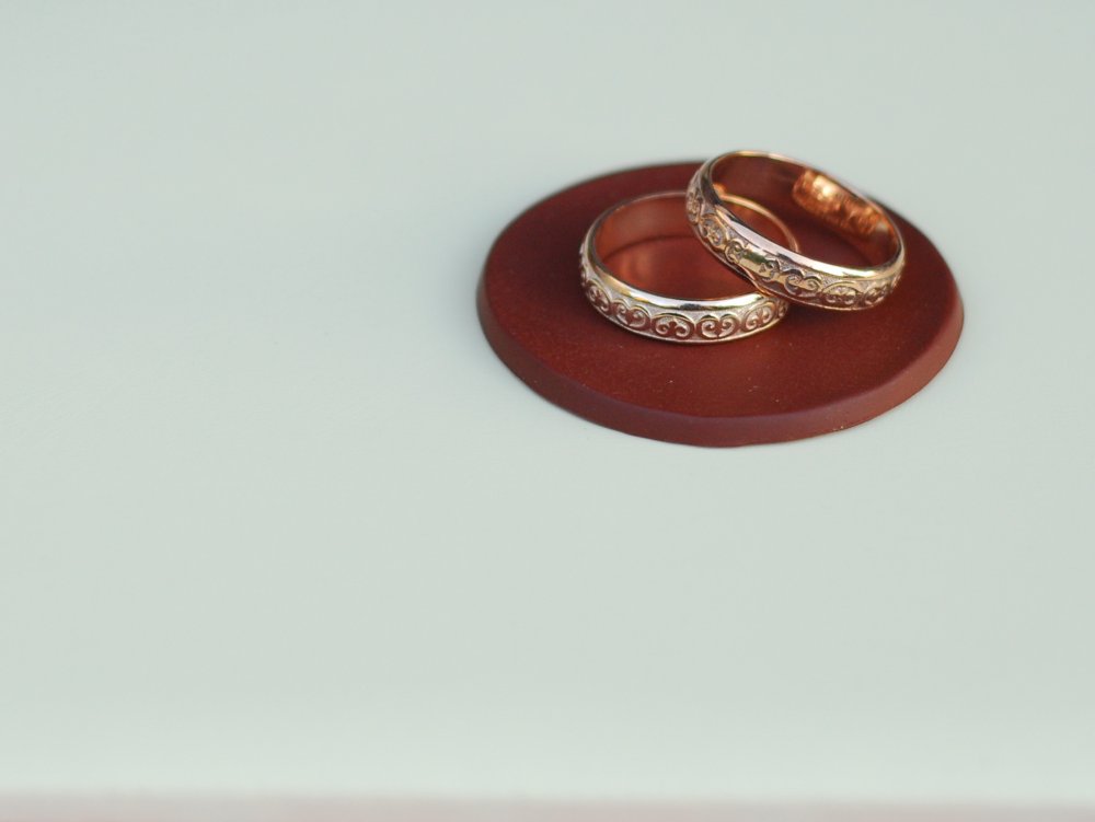 Обручальные кольца из желтого золота с орнаментом.