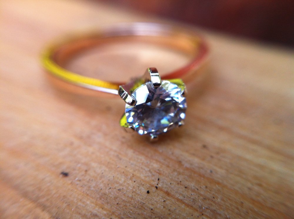 Помолвочное кольцо из желтого и белого золота.