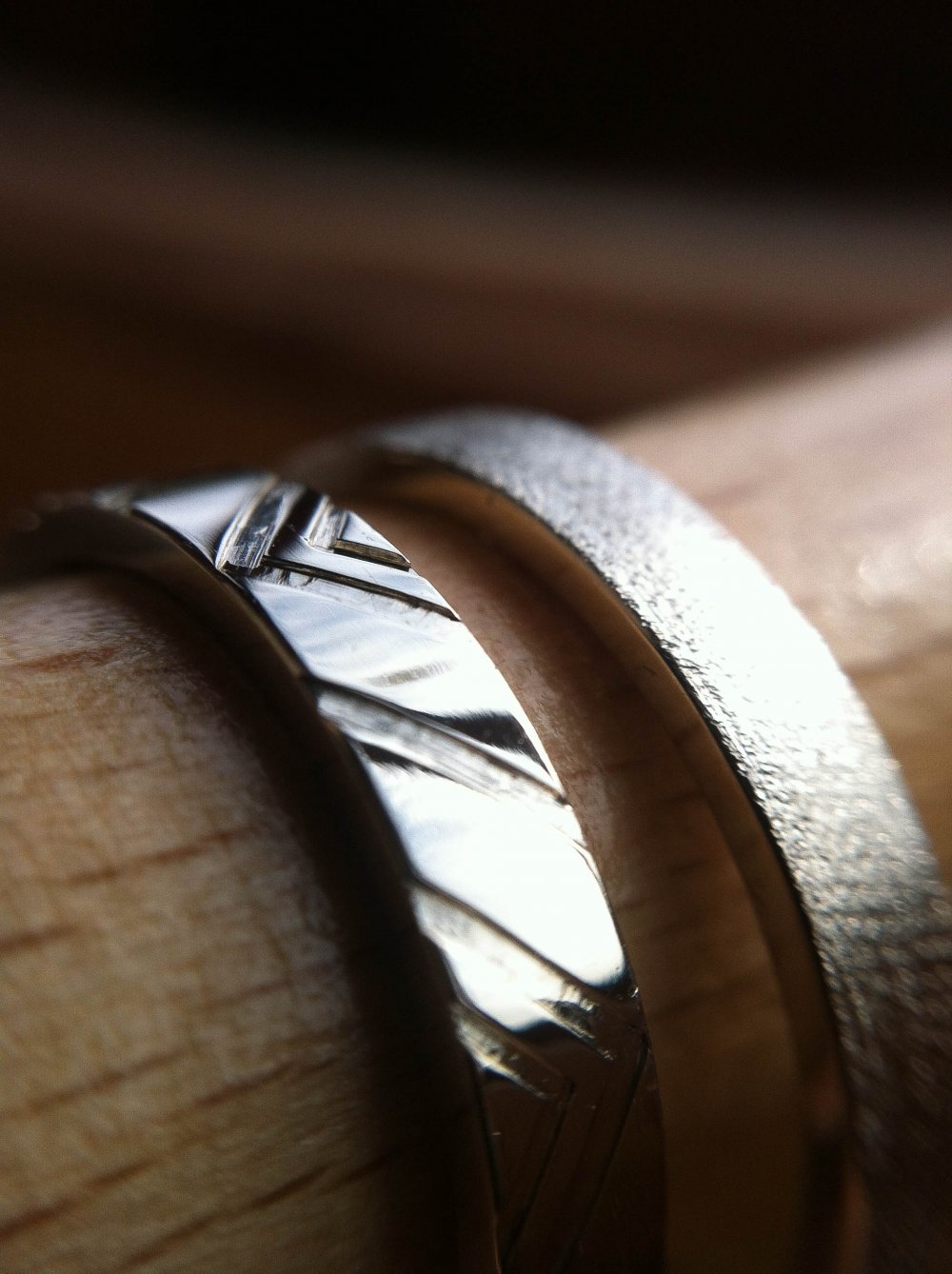 Обручальные кольца из белого золота с оригинальным рисунком и фактурой!