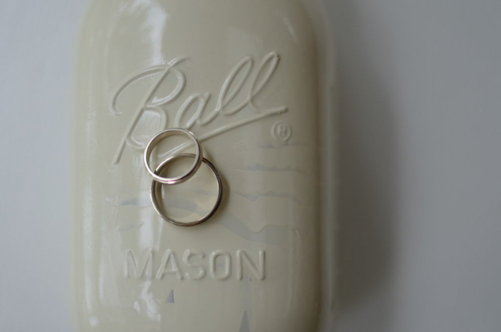 Обручальные кольца из белого золота, выполнены по идее молодоженов.