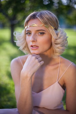 Золотое украшение для волос в греческом стиле