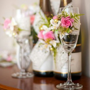 Бокалы для молодожен. Украшения съемные. Что позволяет использовать бокалы и после свадебного торжества.