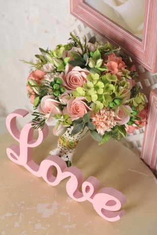 Букет невесты. Пудровые розы и гвоздики, и яркие акценты в виде цветов гортензии