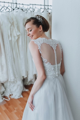 На невесте − веточка яблони