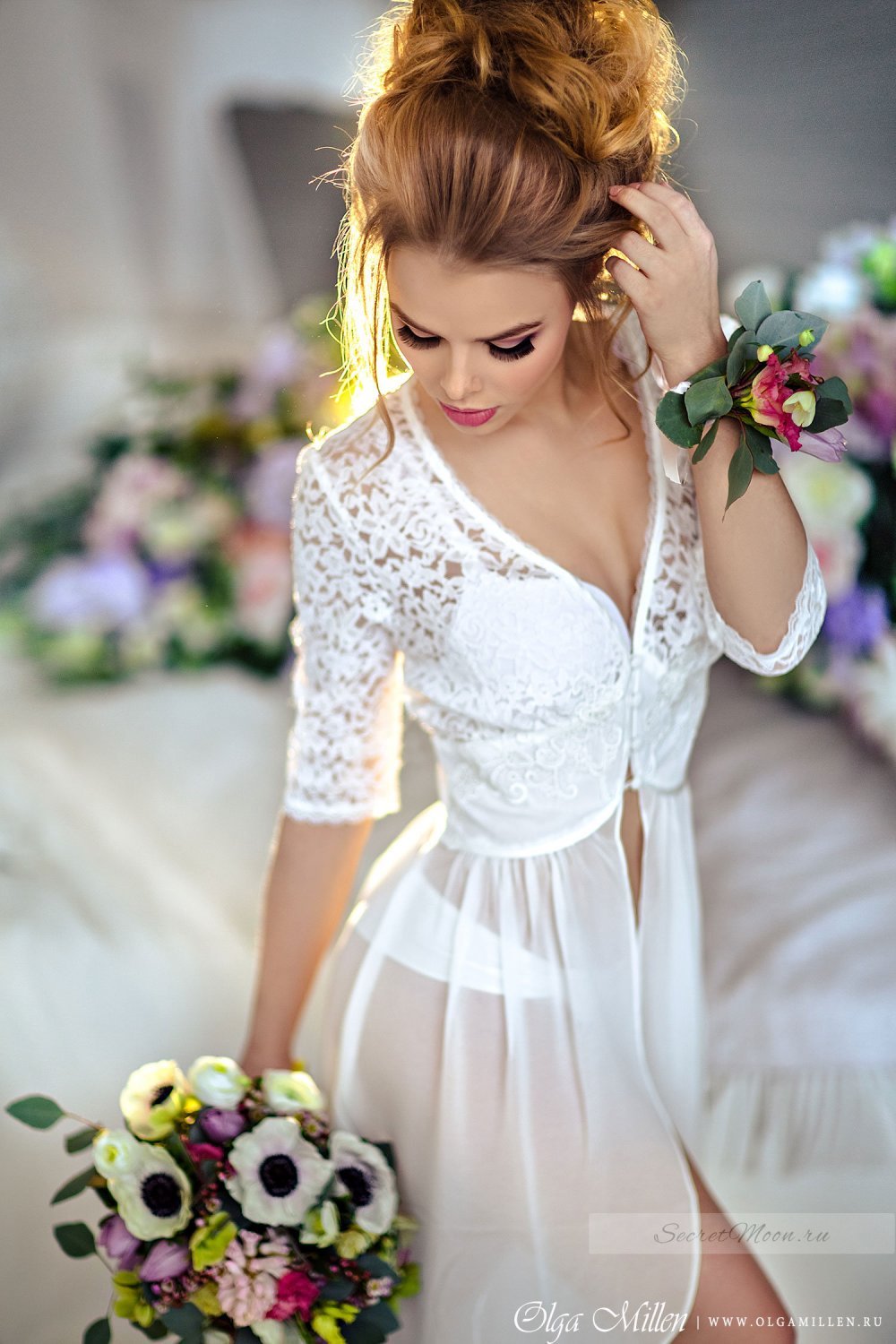 Длинный пеньюар прилегающего силуэта из тонкого шифона и кружевного полотна с эластаном. Верхняя часть выполнена из кружевного полотна. Фигурная кокетка из шифона с кружевом.
Размерный ряд: XS, S, M, L, XL
Цена пеньюара: 5190 руб