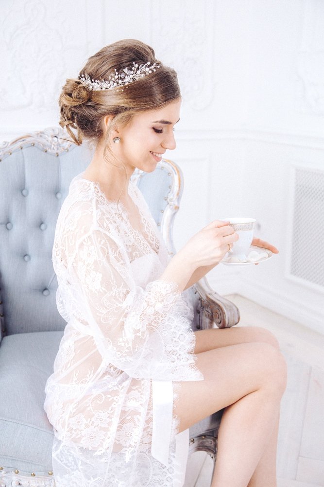 Роскошный длинный комплект из  тончайшего французского кружева Шантильи с изысканным рисунком по низу кимоно и рукавам. 
Размерный ряд: от XS до XL
Цена пеньюара: 5490 руб
