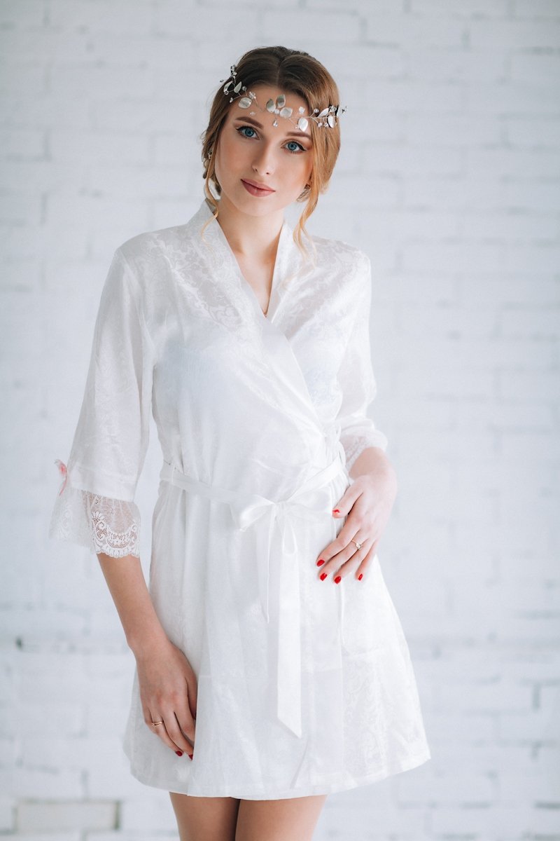 Короткий халат из жаккардового искусственного шелка с ажурным кружевом по низу рукавов
Размерный ряд: XS, S/M, L
Цена: 3390 руб.
