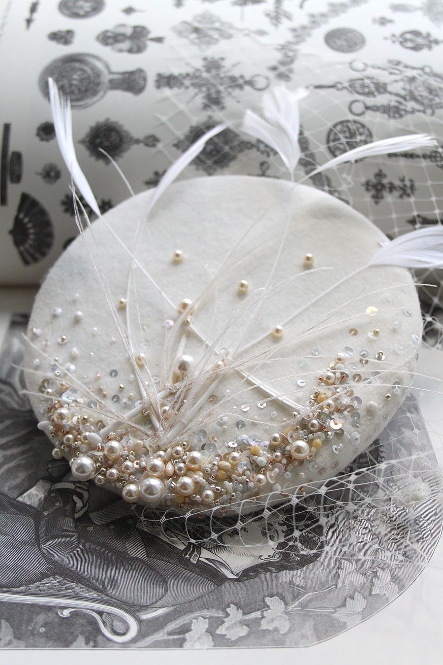 Шляпка-таблетка http://www.fashion-piart.ru/catalog/Vualetki_aksessuary_dlya_volos_svadebnye/